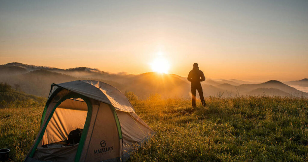 4MAUS tent at sunrise, website by Inversit